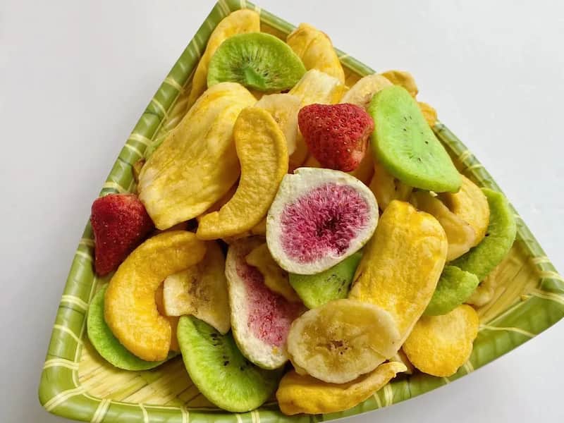 میوه خشک پفکی کیلویی تهیه شده از میوه های تازه